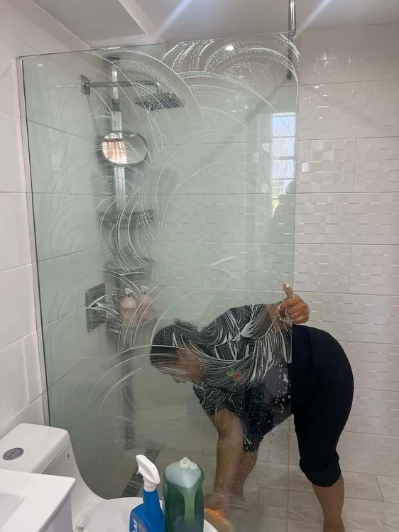 Sandra realizando trabajo de limpieza durante su trayectoria emprendedora